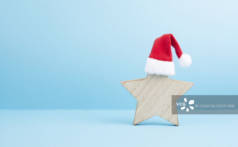 戴红色圣诞帽的星星，冬季贺卡banner，留白图片素材