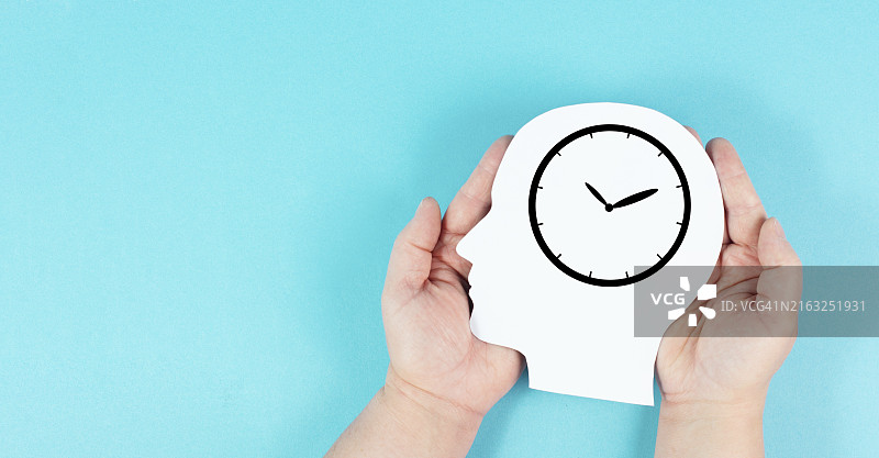头部与时钟剪影：商业中的时间压力和管理图片素材