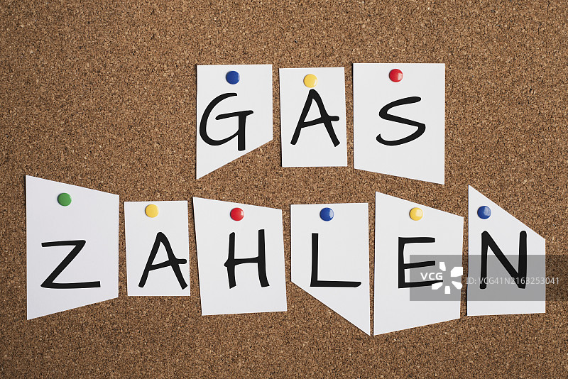 公告栏上用德语写着支付汽油费，能源成本增加，冬季法规，对俄罗斯的制裁图片素材