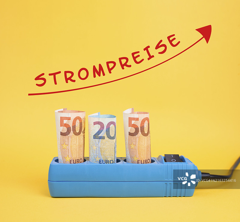 电源插座中的欧元纸币：电价上涨、昂贵的绿色能源、乌克兰危机和天然气供应问题图片素材