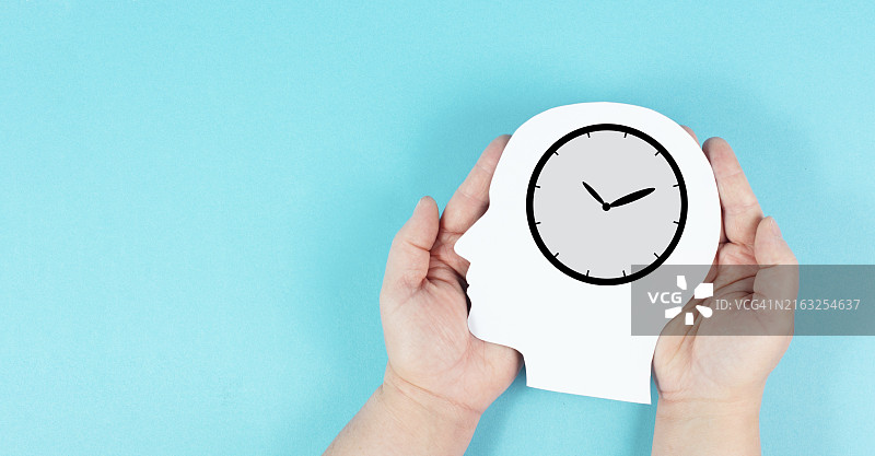 头部与时钟剪影：商业中的时间压力和管理图片素材