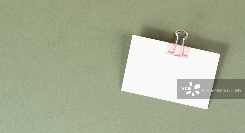 办公空白白纸：绿色背景与回形针图片素材