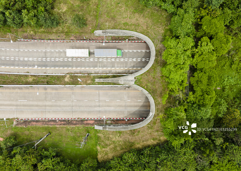 高速公路隧道上行驶的汽车俯视图图片素材