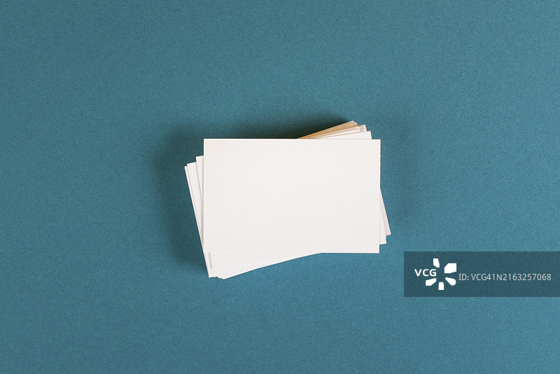成堆的空白名片，带文本复制空间，营销和广告概念图片素材