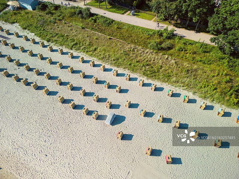 廷门多夫海滩的沙滩椅航拍图片素材