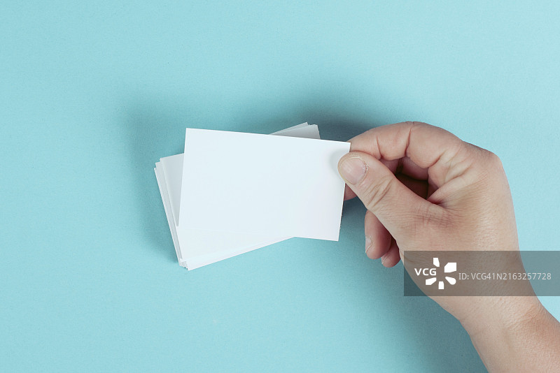 手持空白名片，文本营销和广告概念图片素材
