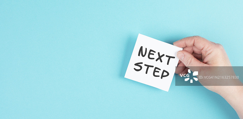 下一步站在纸上，制定新目标和策略，为未来制定计划图片素材