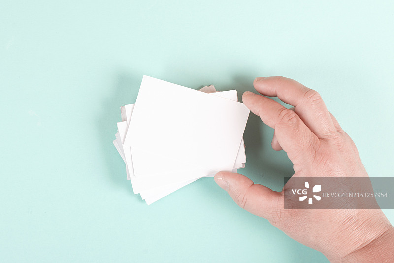 手持空白名片，文本营销和广告概念图片素材