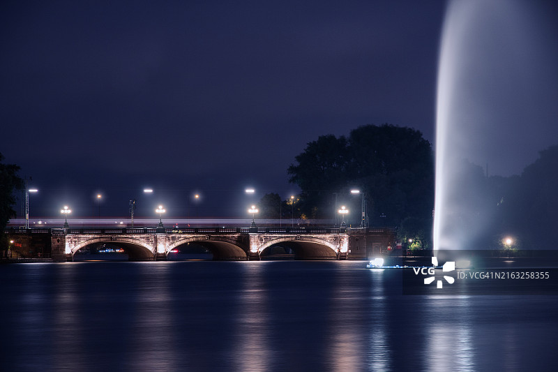 德国汉堡夜间河上的桥梁景色图片素材