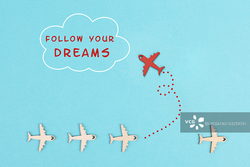 红色飞机改变方向飞向云端，标语：追逐梦想，励志与指导理念，积极思维，拥有目标，自由心态图片素材