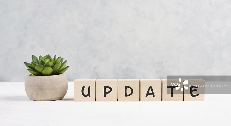 办公桌上的木块文字：业务进展更新图片素材