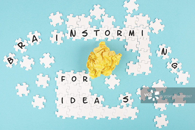蓝色背景上的集思广益拼图图片素材