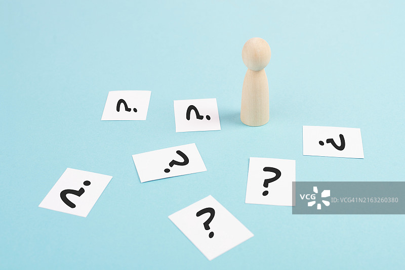 男子思考，有问号，头脑风暴并寻找答案，解决问题，做出决定，商业和教育概念图片素材