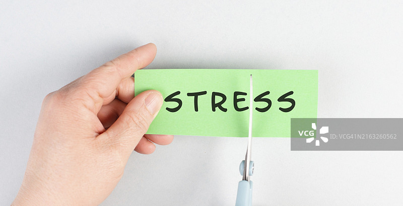 剪刀剪裁纸上stress字样图片素材