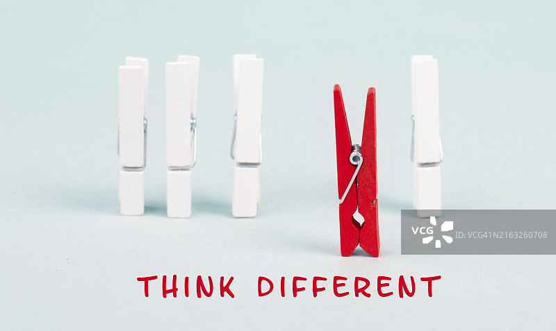 一组夹子，红色的人有不同的想法，采取相反的方向，反对潮流象征，勇气和赢家概念图片素材