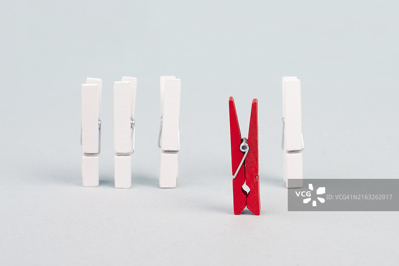 一群人欺负受害者，社会冲突，歧视和排斥图片素材