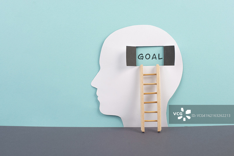 男人剪影，通往大脑的窗户，目标，成功阶梯，开放思维，集思广益商业理念图片素材