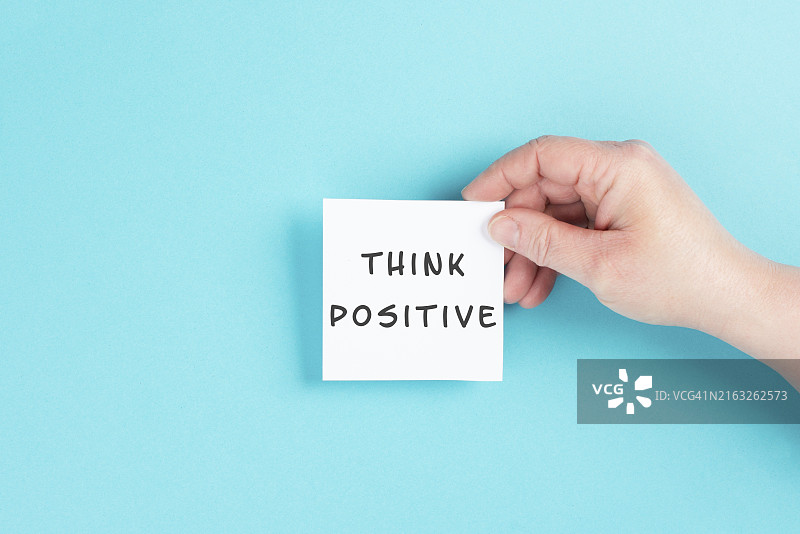 纸上的“积极思考”字样：乐观心态、指导和激励概念、成功态度图片素材