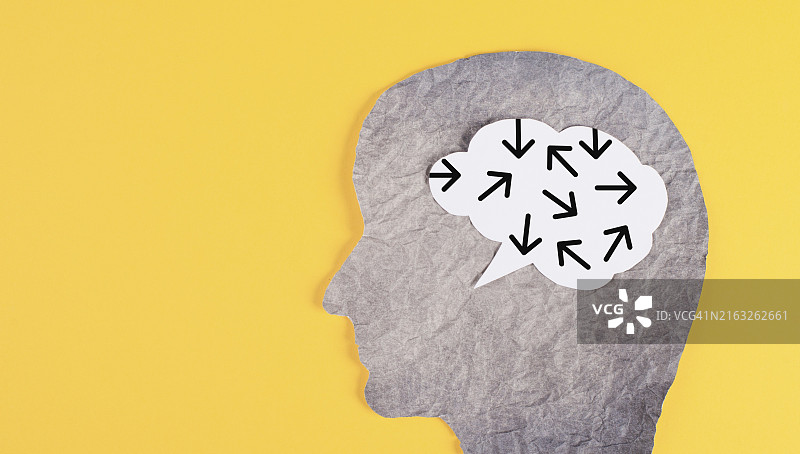 与众不同，黄色背景，头部与大脑，不落俗套，脱颖而出，集思广益图片素材