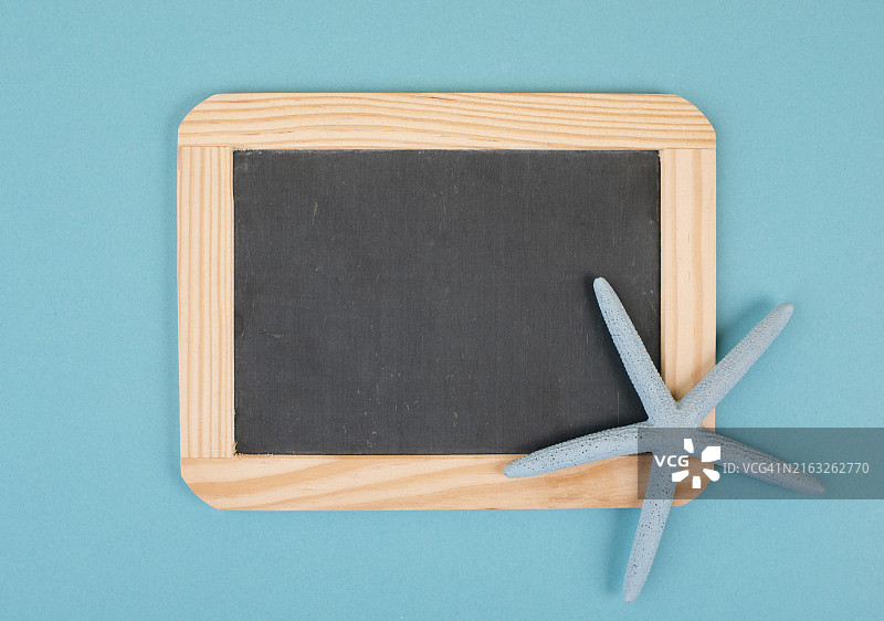 带有海星的空白黑板，节日背景，夏季假期，炎热天气，广告营销概念图片素材