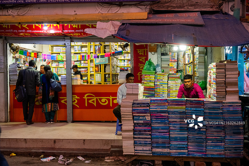 孟加拉国拉杰沙希的夜间书摊图片素材