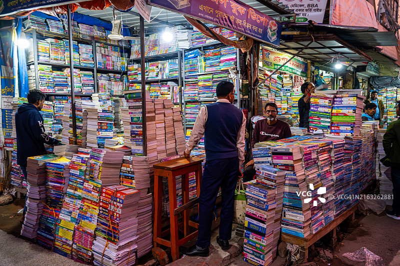 孟加拉国拉杰沙希夜市的堆叠书摊图片素材