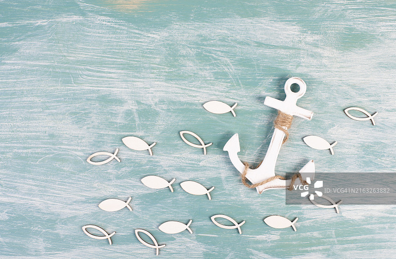 蓝色背景上的白色锚和鱼海洋生物航海夏季旅游港口概念图片素材