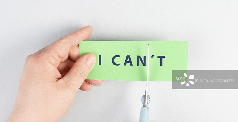 纸上的“can not”字样与剪刀，象征积极心态图片素材