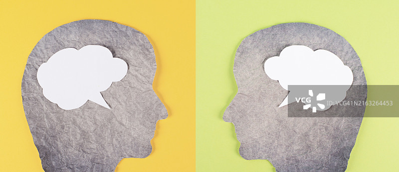 两个面孔的轮廓，白色语音气泡，文本复制空间，交流，表达观点和讨论，言论自由，人们在交谈，绿色黄色背景图片素材