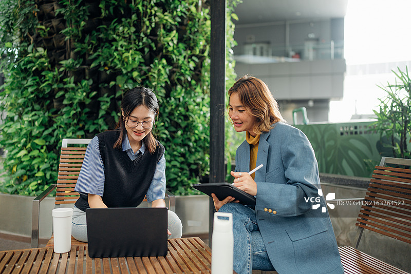 在现代办公室工作区一起工作的商务人士图片素材