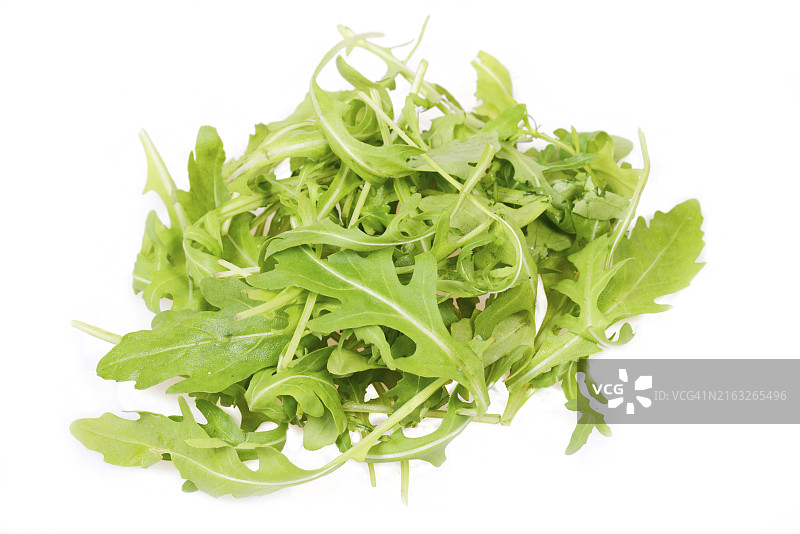 白色背景上的芝麻菜沙拉，叶堆，蒲公英图片素材