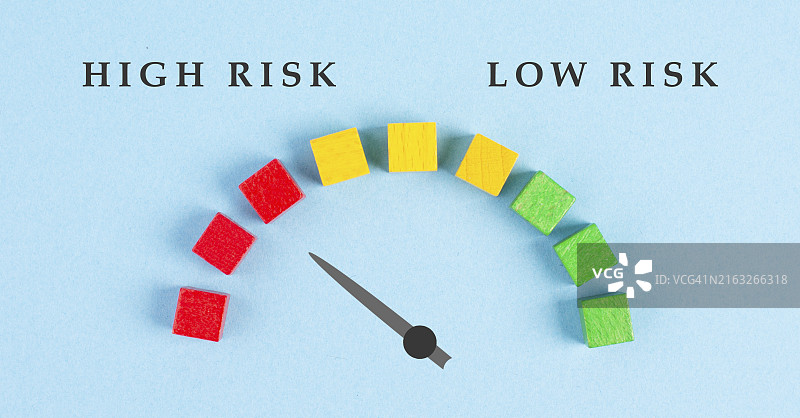 转速表高低风险指针示意图：金融信用与商业评分图片素材