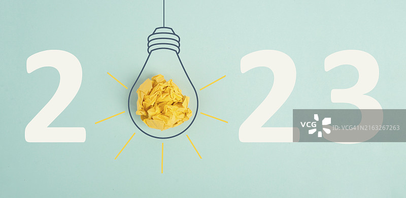 2023新年：灯泡、新想法、创新、创业、教育目标图片素材
