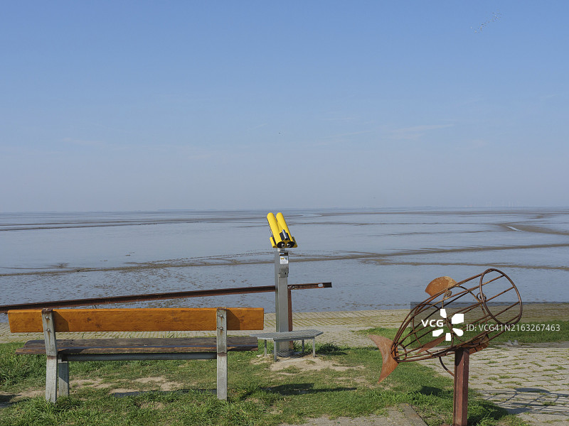 带长凳、黄色望远镜和鱼雕塑的观景台，位于德国下萨克森州迪祖姆图片素材