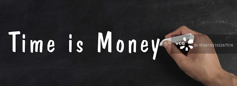 黑板上的时间就是金钱：金融知识与策略，薪资工作，商业概念图片素材