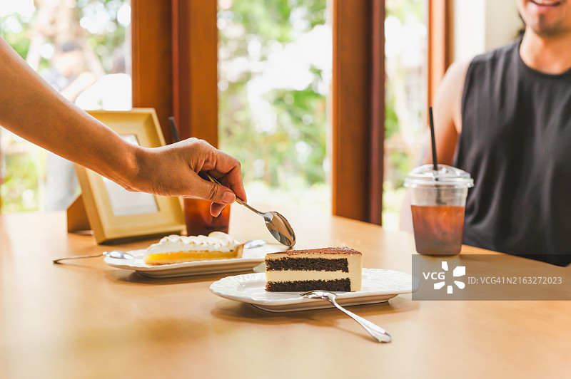 在泰国，女子为男子分蛋糕图片素材