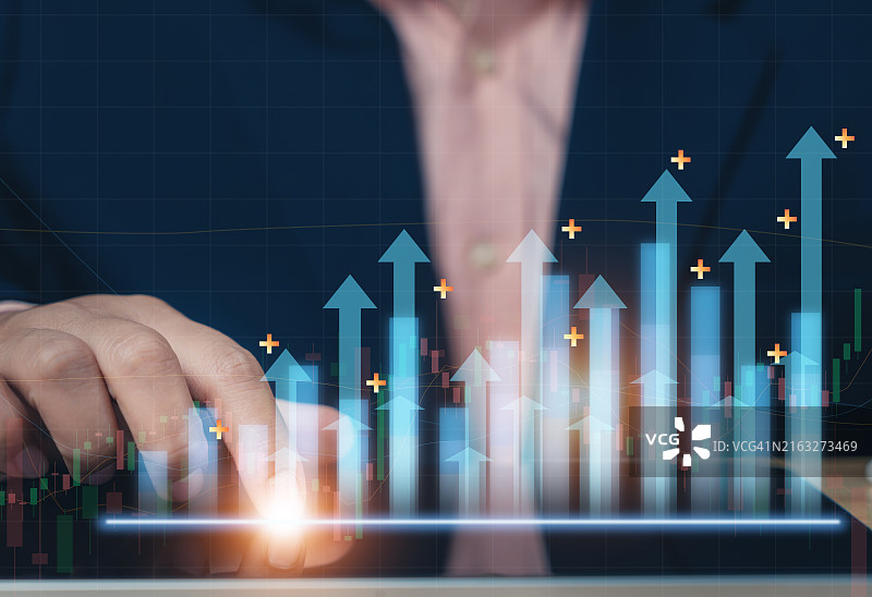商务人士指向积极指标增长图的商业计划图片素材