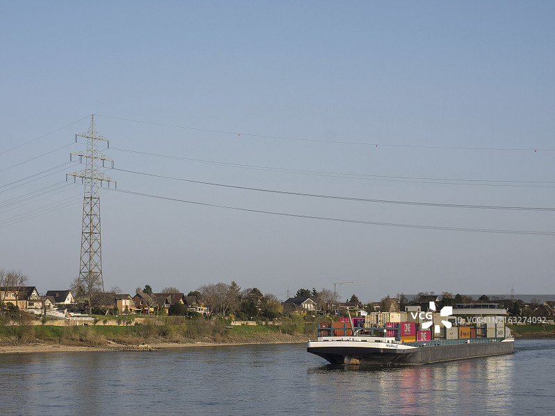 集装箱货轮行驶在科隆附近河流上（德国北莱茵-威斯特法伦）图片素材