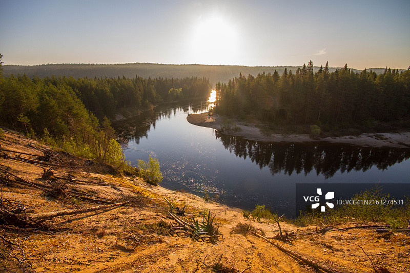 芬兰库萨莫河岸顶部的早安问候图片素材
