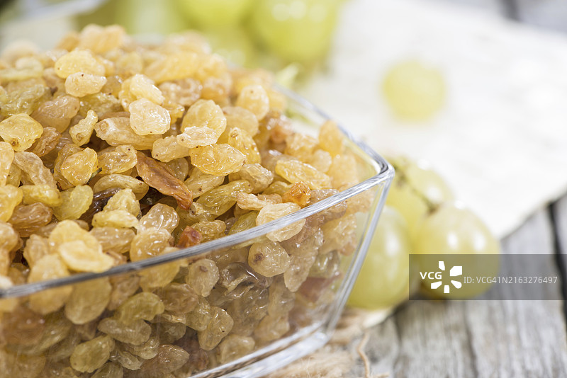 葡萄干和新鲜水果堆（特写镜头）图片素材