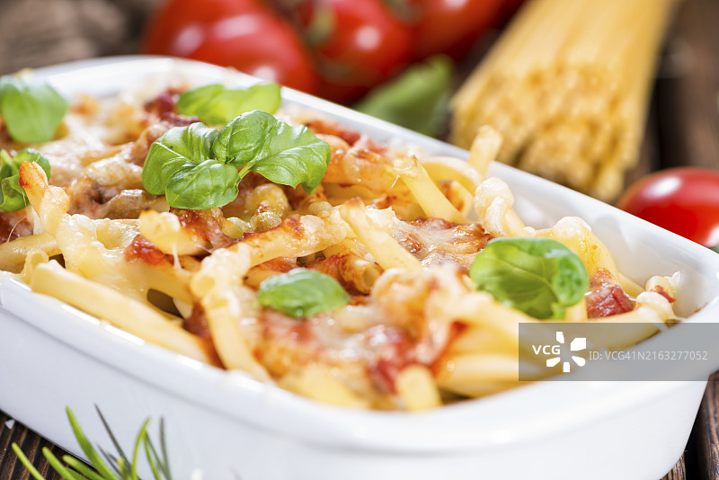 新鲜出炉的烤意面（特写）图片素材