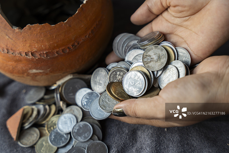 破碎的储蓄罐图片素材