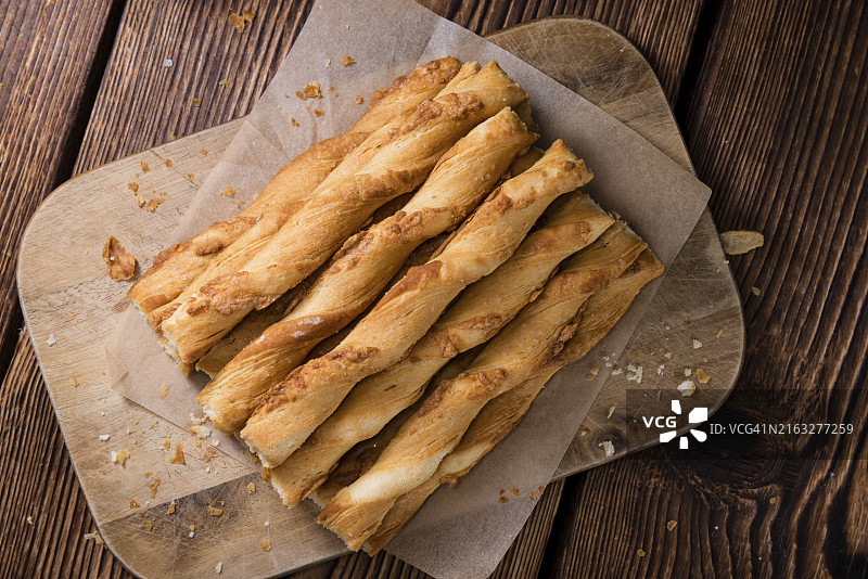 木质背景上的香脆酥皮条（特写镜头，选择性聚焦）图片素材