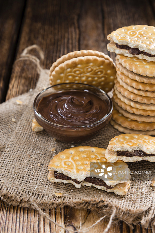 巧克力奶油曲奇（木质背景）图片素材