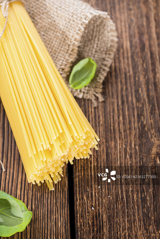 深色木质背景上的生意大利面（特写镜头）图片素材