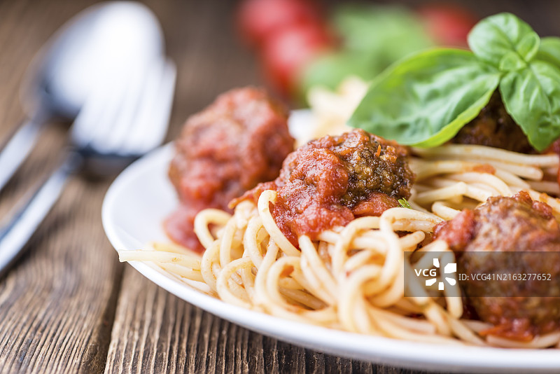 新鲜自制肉丸意面（特写，选择性聚焦）图片素材