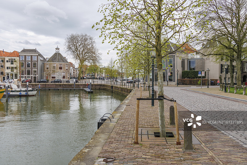 城市中沿着水道的铺砌人行道，多德雷赫特，荷兰图片素材