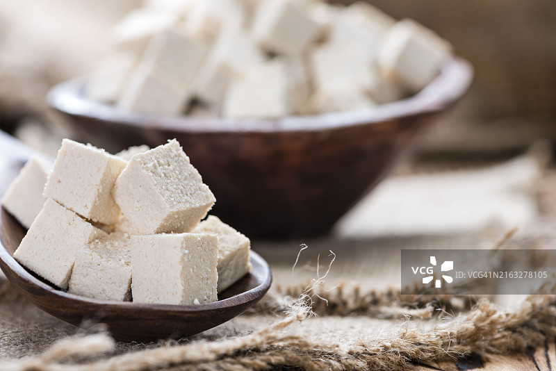 木制背景上的一份豆腐（详细特写）图片素材