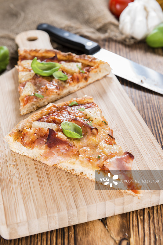 新鲜火腿菠萝披萨切片（特写镜头）图片素材