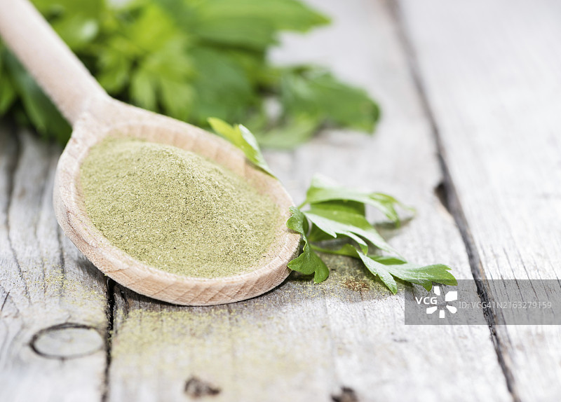 木勺上的香芹粉和一些新鲜绿叶图片素材